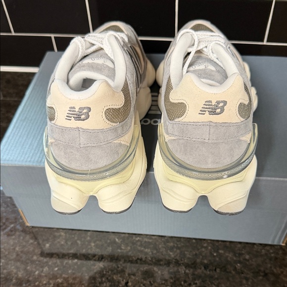 New Balance 9060!  Sold out everywhere! Women’s 9.5, Men’s 8.  Unisex shoe - Picture 3 of 11